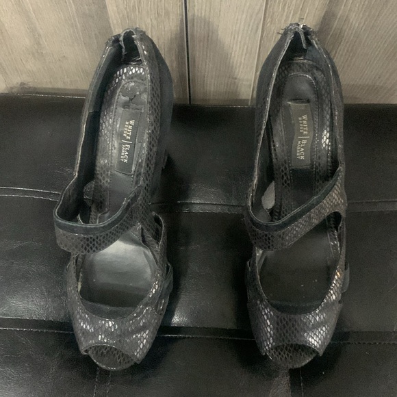 White House Black Market Black Faux Snake Skin Chunky Heel Open Toe Shoes 6.5M - Picture 2 of 12